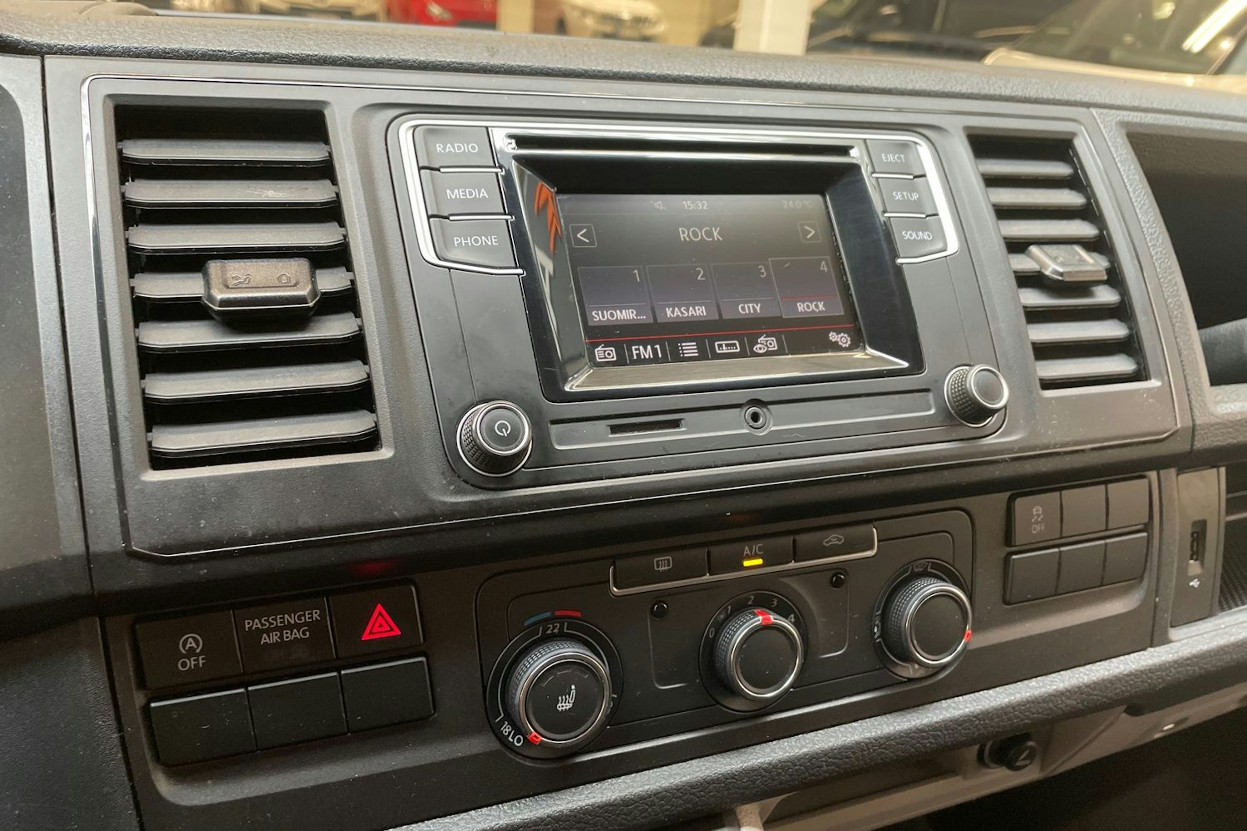 valkoinen Volkswagen Transporter 2019 kuva 19.