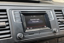 valkoinen Volkswagen Transporter 2019 kuva 20.