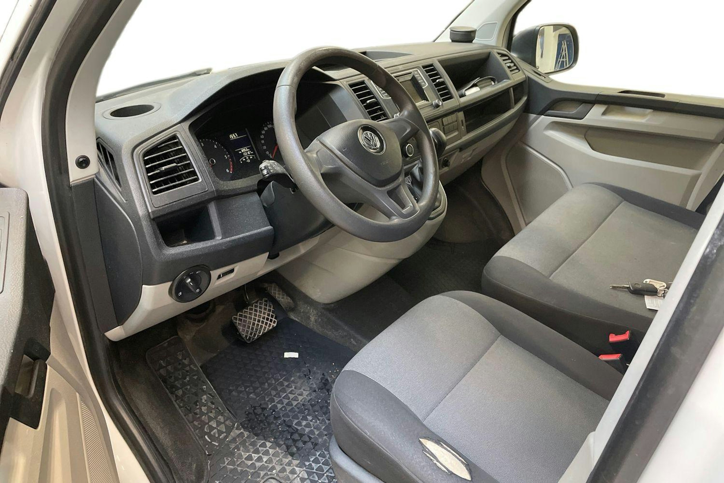 valkoinen Volkswagen Transporter 2019 kuva 3.