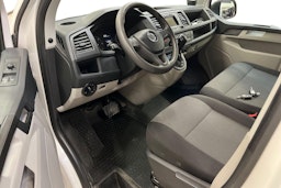valkoinen Volkswagen Transporter 2019 kuva 7.