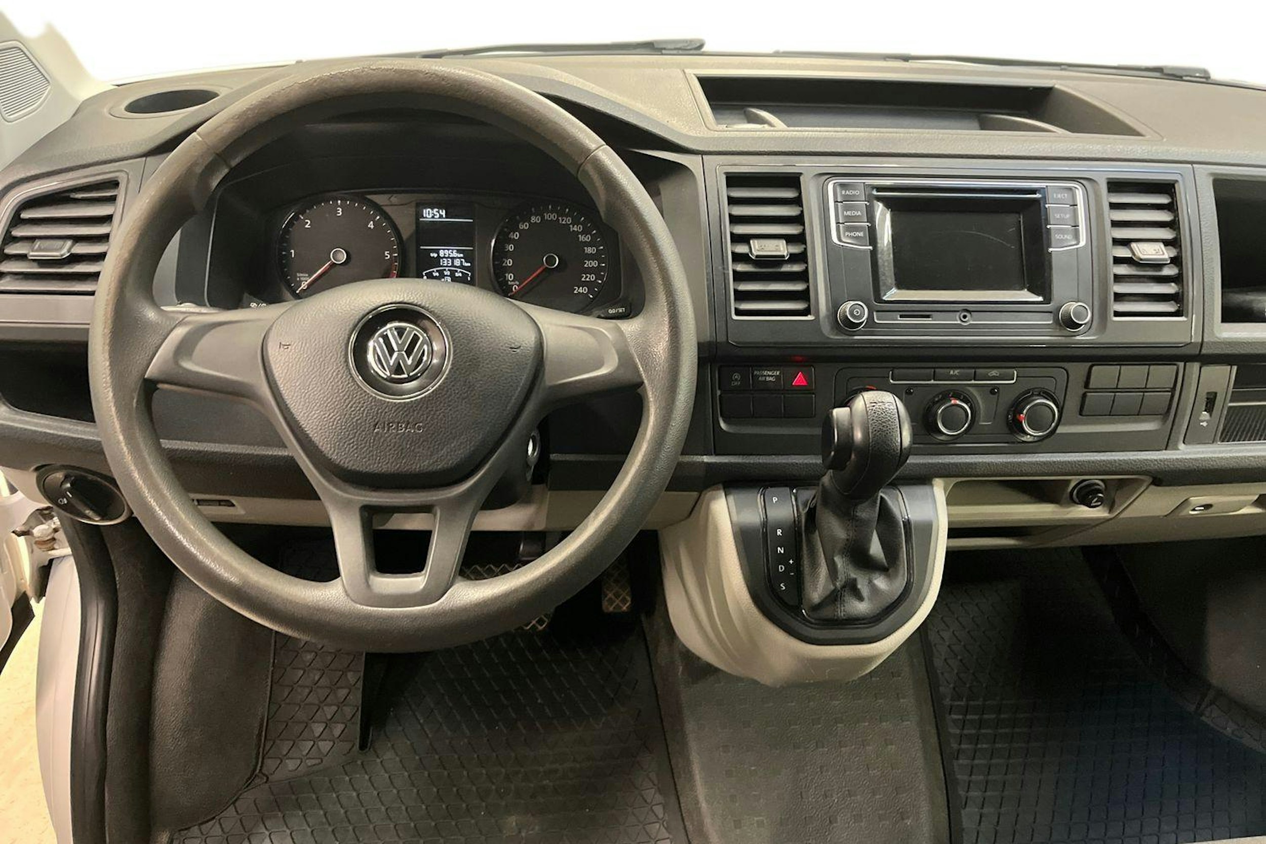 valkoinen Volkswagen Transporter 2019 kuva 9.