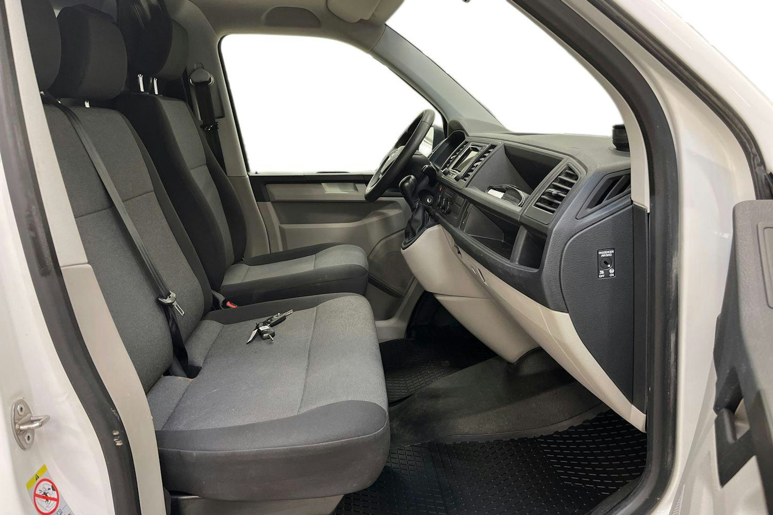 valkoinen Volkswagen Transporter 2019 kuva 10.