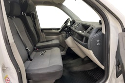 valkoinen Volkswagen Transporter 2019 kuva 10.