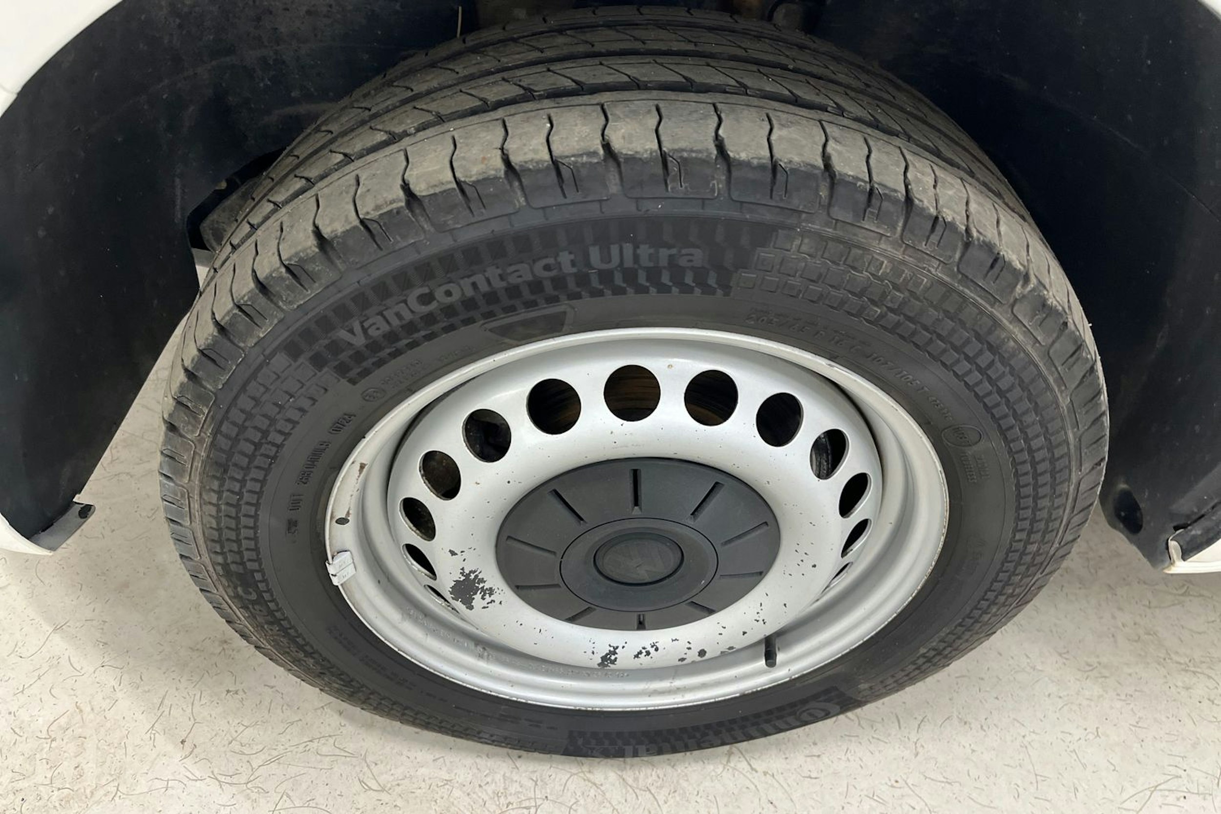 valkoinen Volkswagen Transporter 2019 kuva 11.