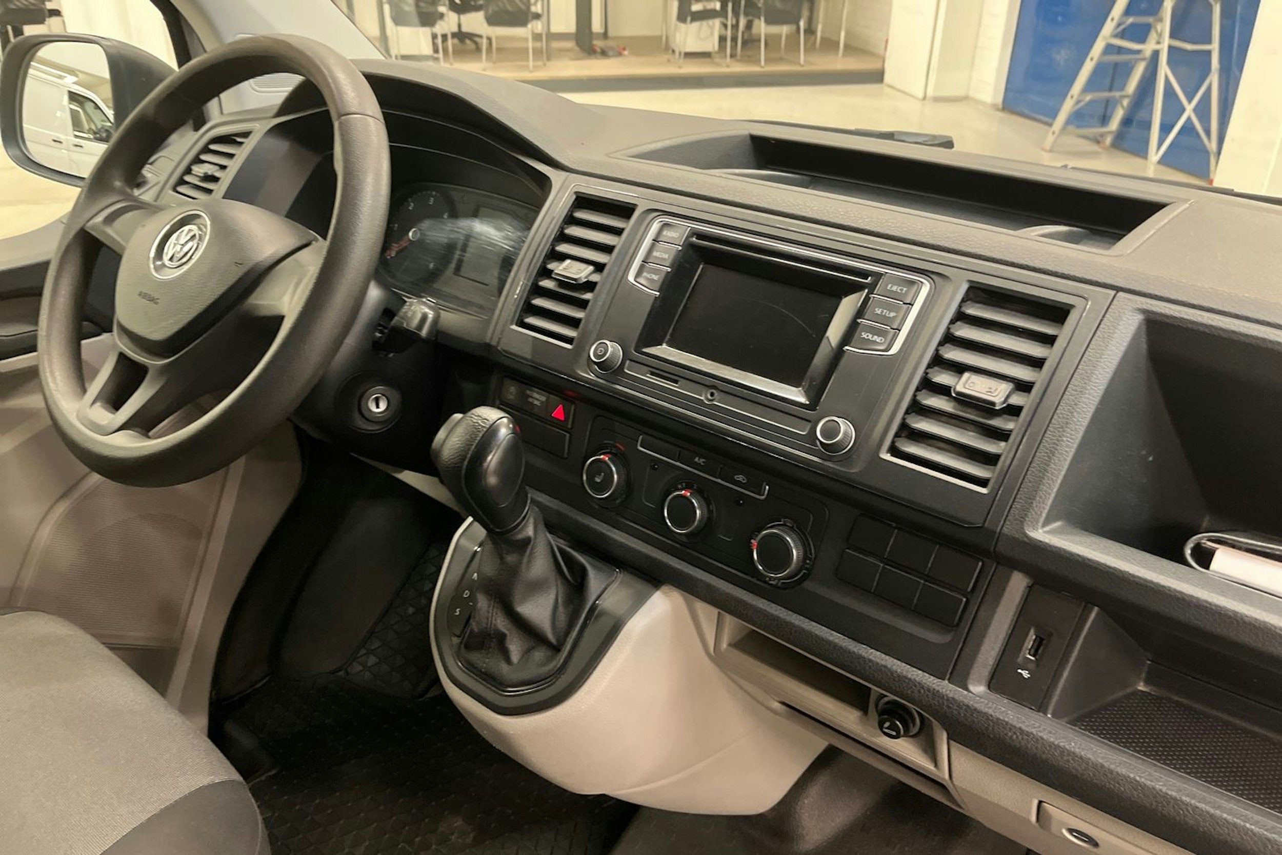 valkoinen Volkswagen Transporter 2019 kuva 13.