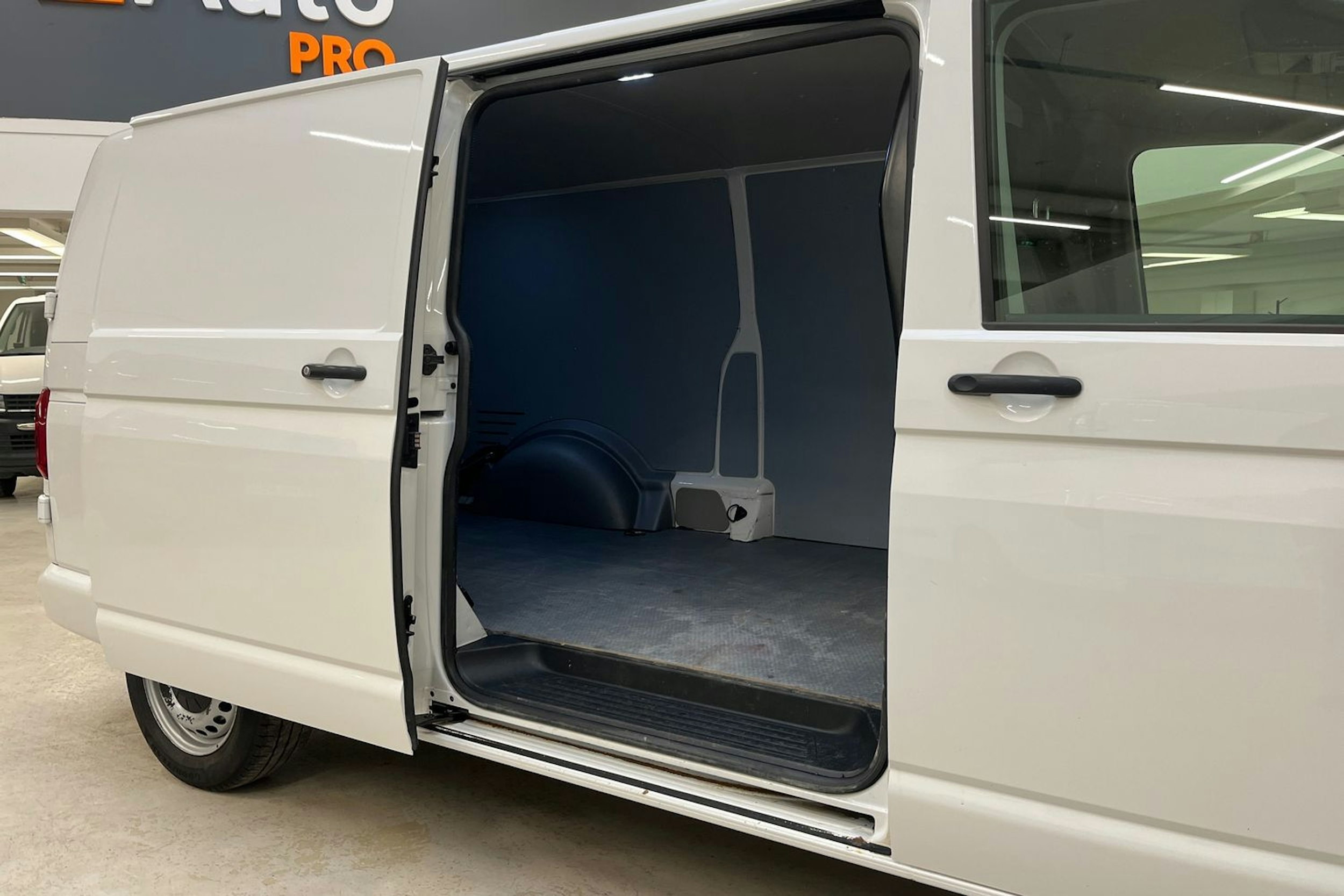 valkoinen Volkswagen Transporter 2019 kuva 15.