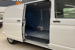 valkoinen Volkswagen Transporter 2019 kuva 15.