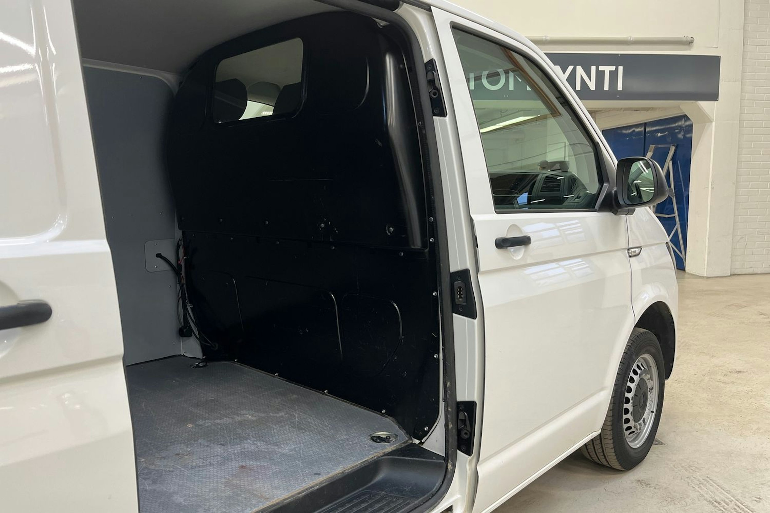valkoinen Volkswagen Transporter 2019 kuva 16.