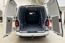 valkoinen Volkswagen Transporter 2019 kuva 17.