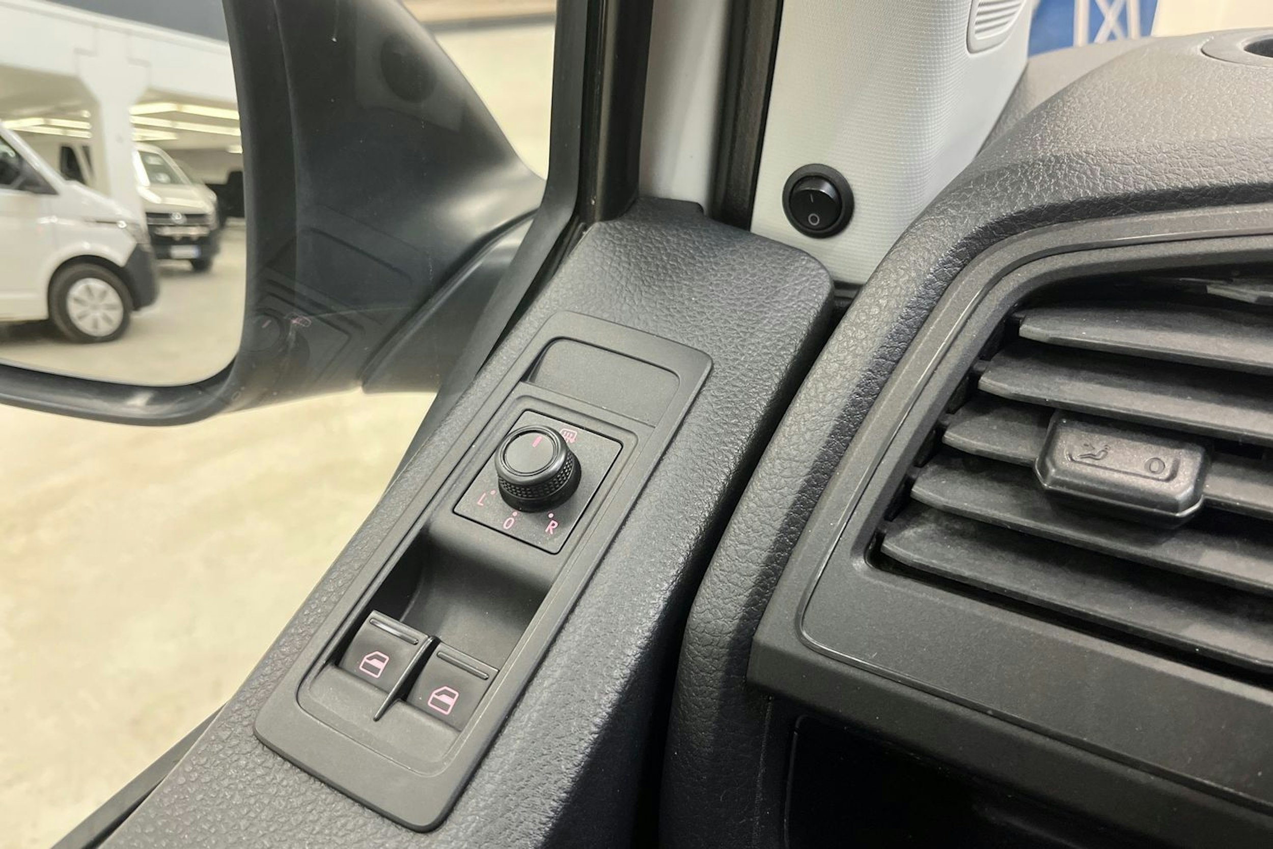 valkoinen Volkswagen Transporter 2019 kuva 22.