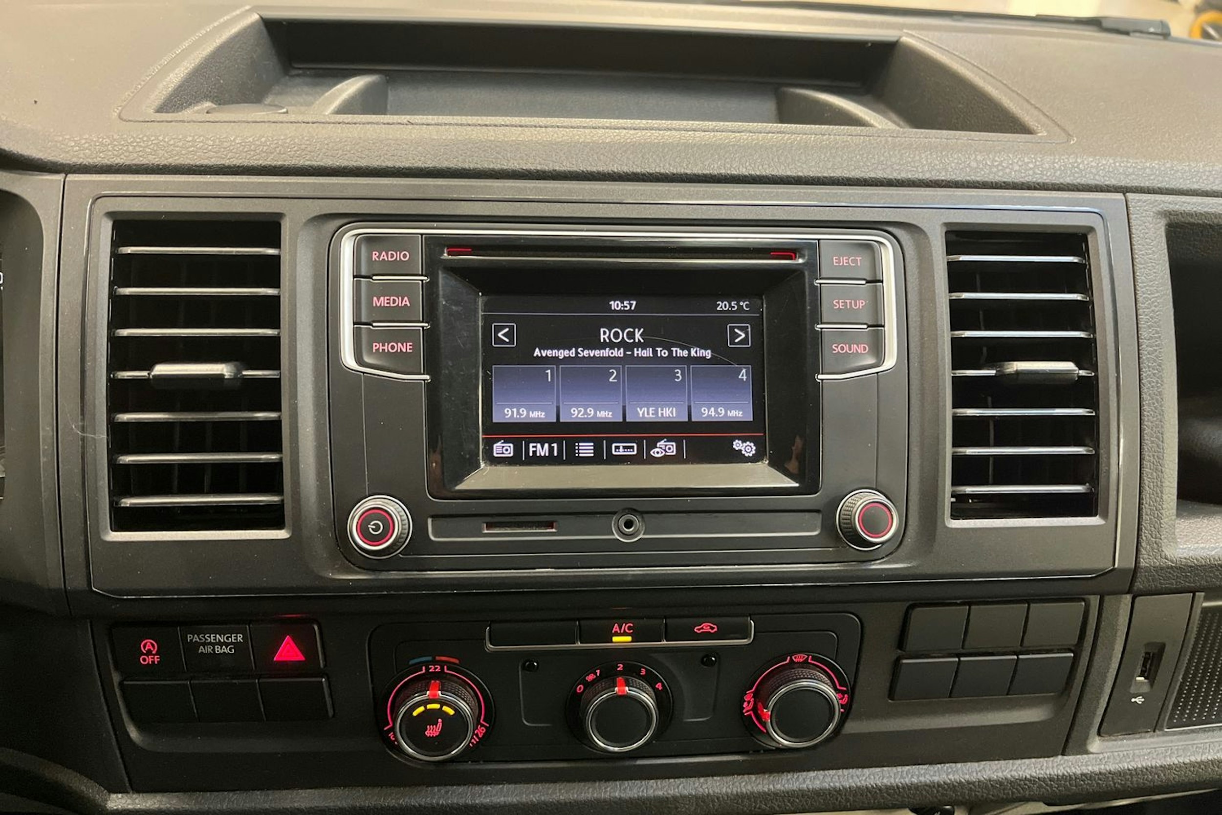 valkoinen Volkswagen Transporter 2019 kuva 26.