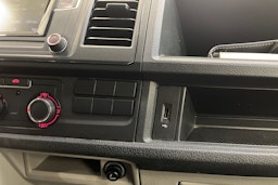 valkoinen Volkswagen Transporter 2019 kuva 29.