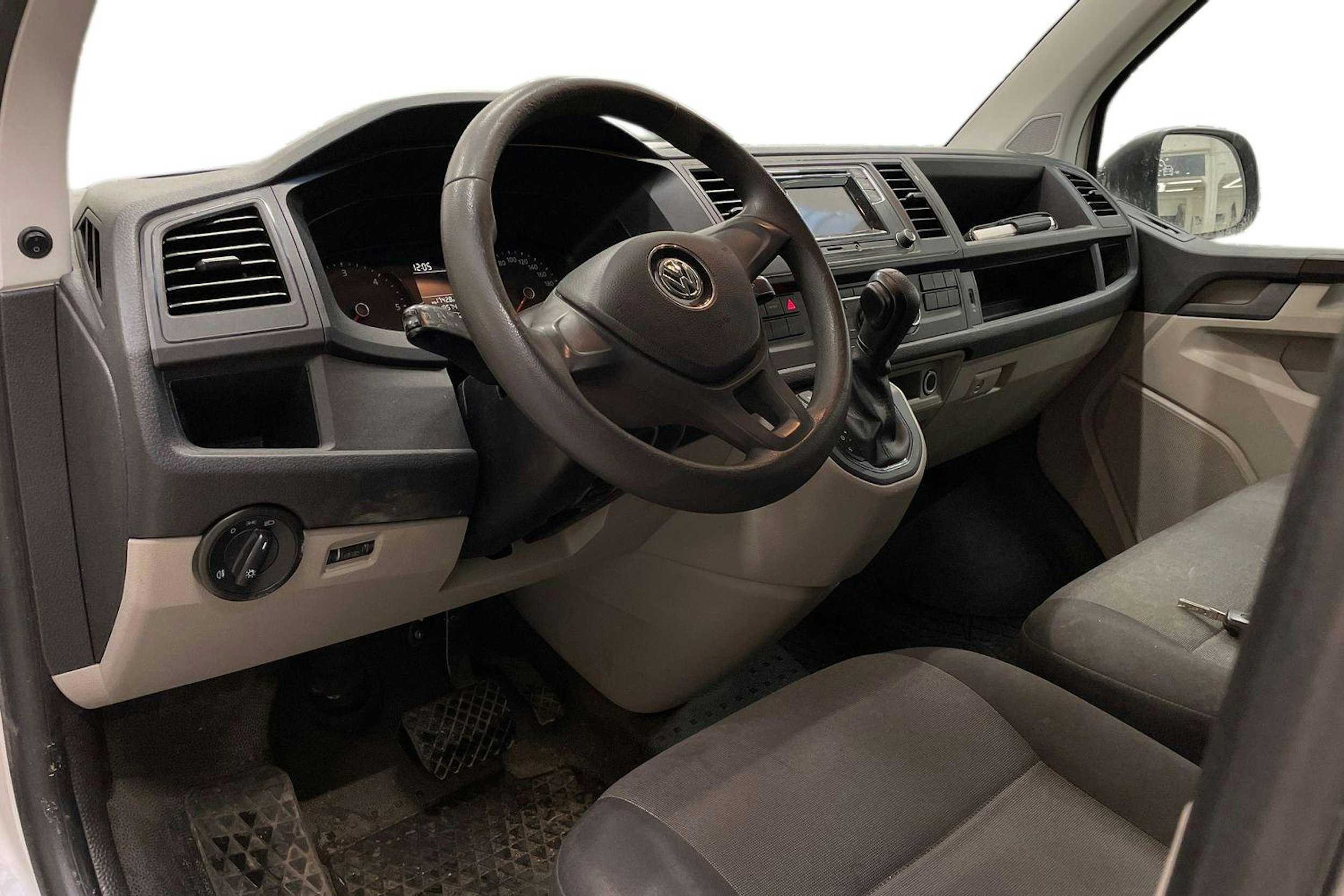 valkoinen Volkswagen Transporter 2019 kuva 3.