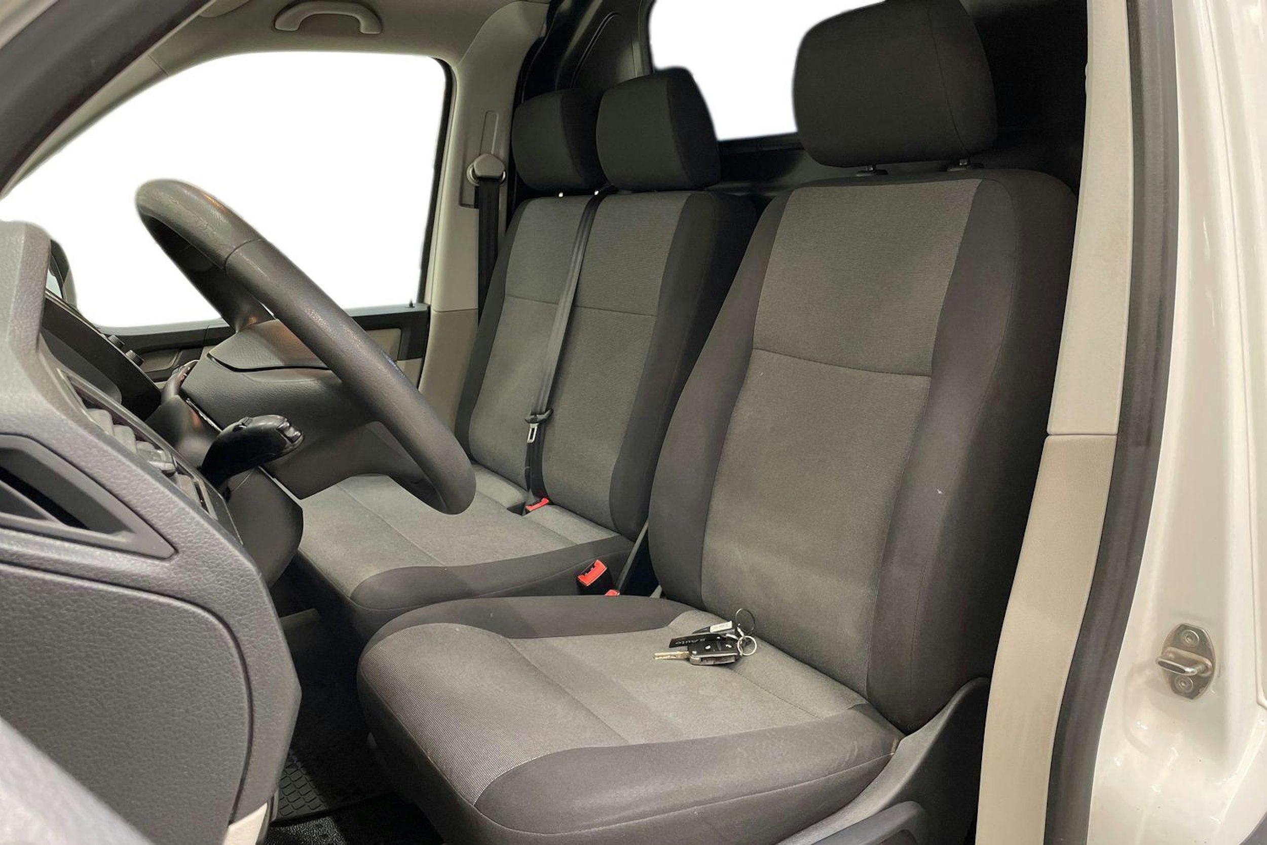 valkoinen Volkswagen Transporter 2019 kuva 9.