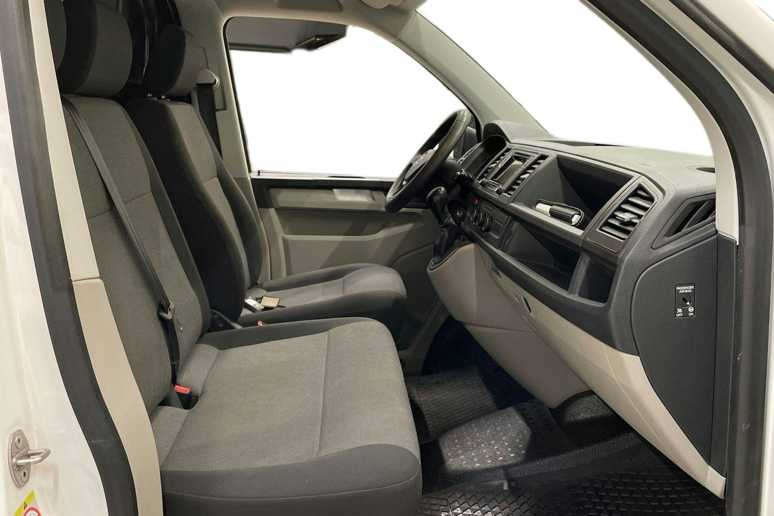 valkoinen Volkswagen Transporter 2019 kuva 11.