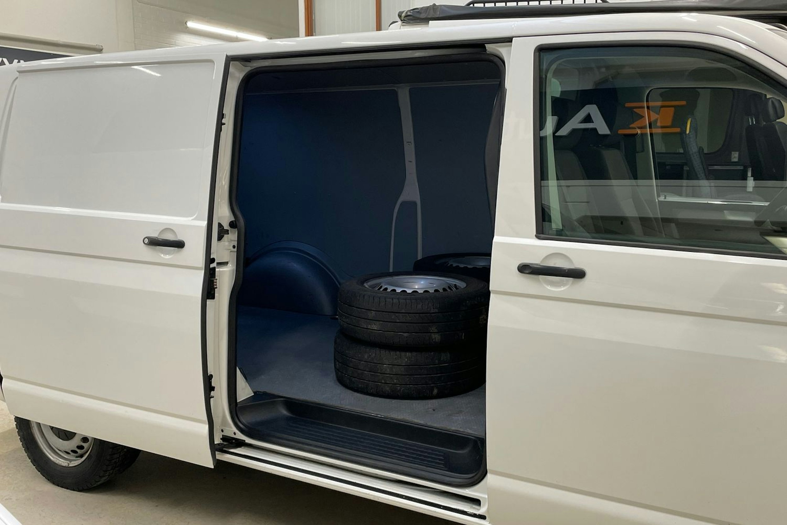 valkoinen Volkswagen Transporter 2019 kuva 13.