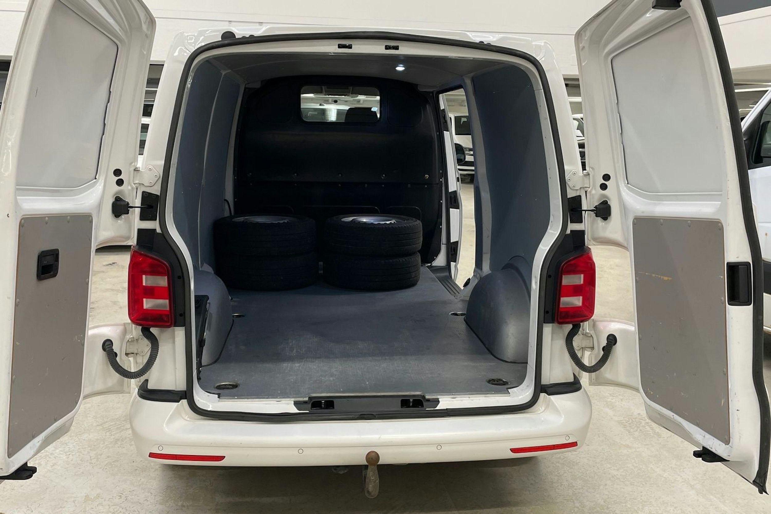 valkoinen Volkswagen Transporter 2019 kuva 15.