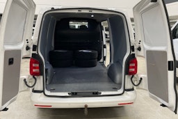 valkoinen Volkswagen Transporter 2019 kuva 15.