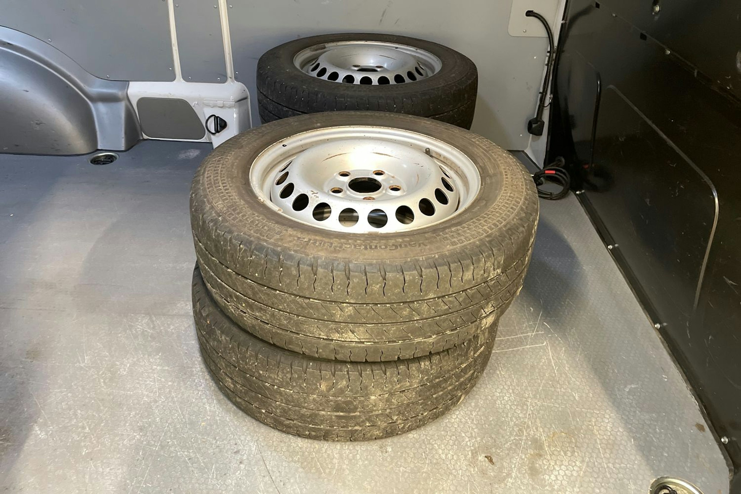 valkoinen Volkswagen Transporter 2019 kuva 16.