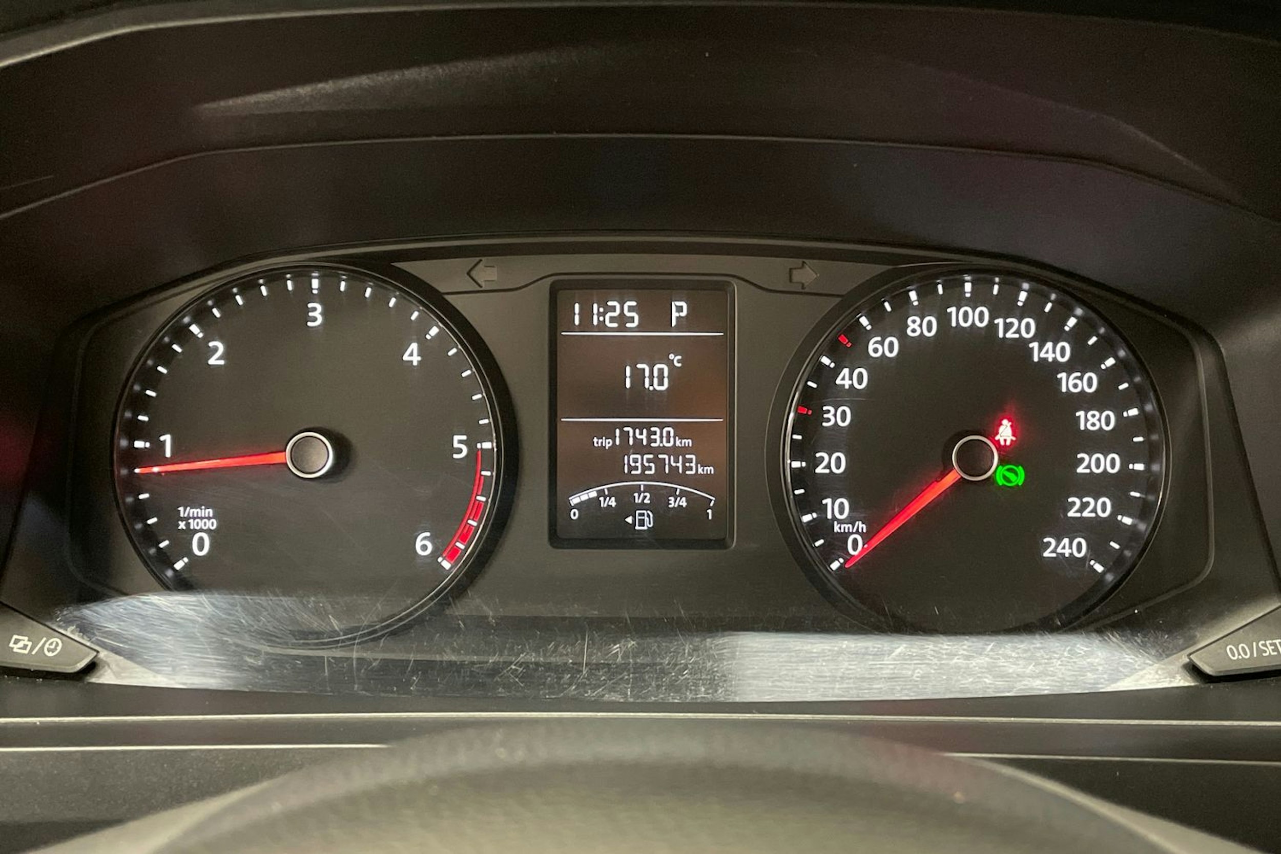 valkoinen Volkswagen Transporter 2019 kuva 17.