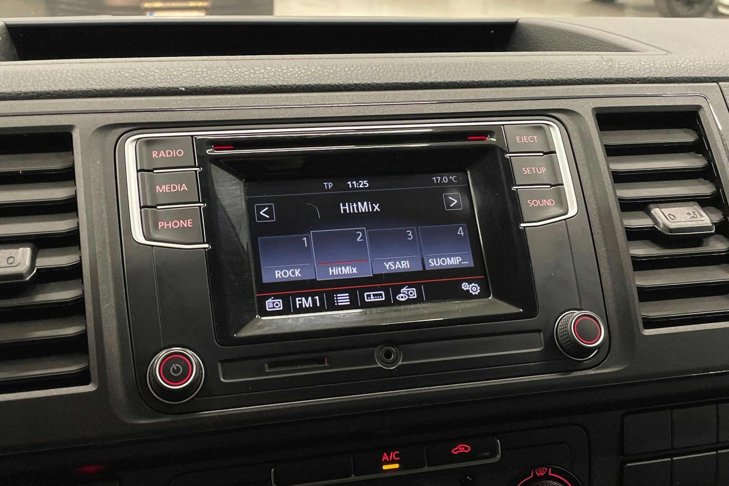 valkoinen Volkswagen Transporter 2019 kuva 18.