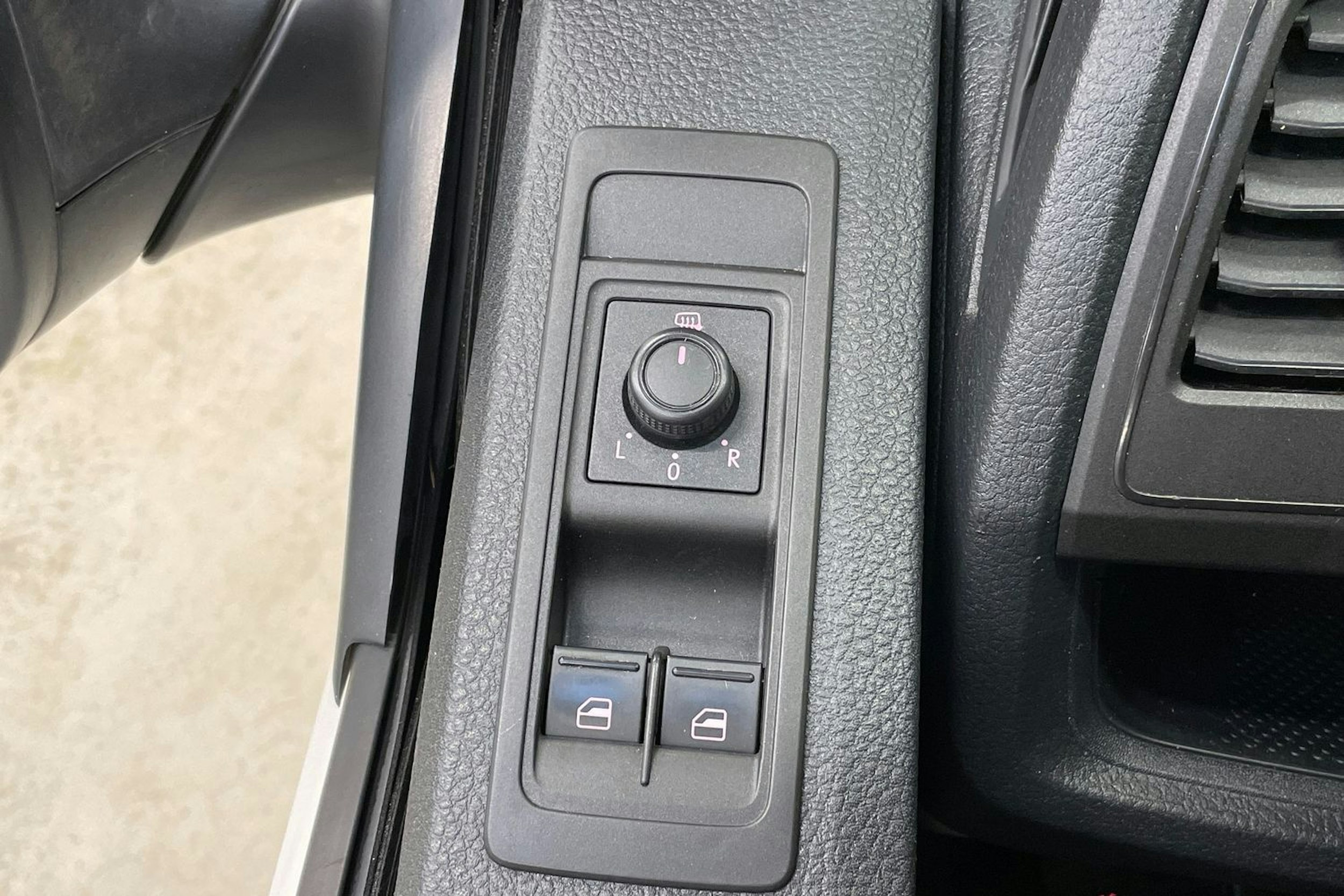 valkoinen Volkswagen Transporter 2019 kuva 22.