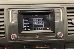 valkoinen Volkswagen Transporter 2019 kuva 24.