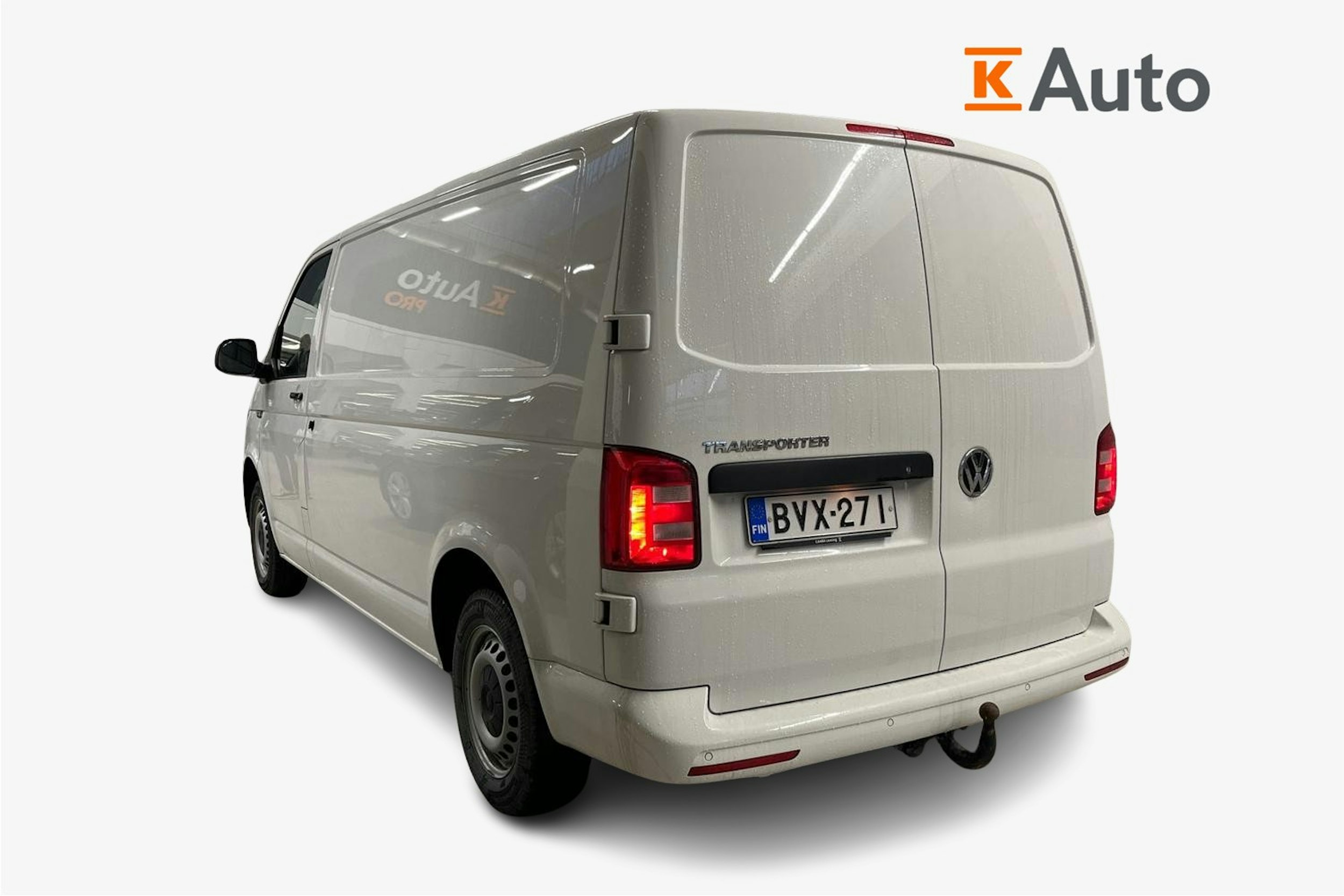 valkoinen Volkswagen Transporter 2019 kuva 2.