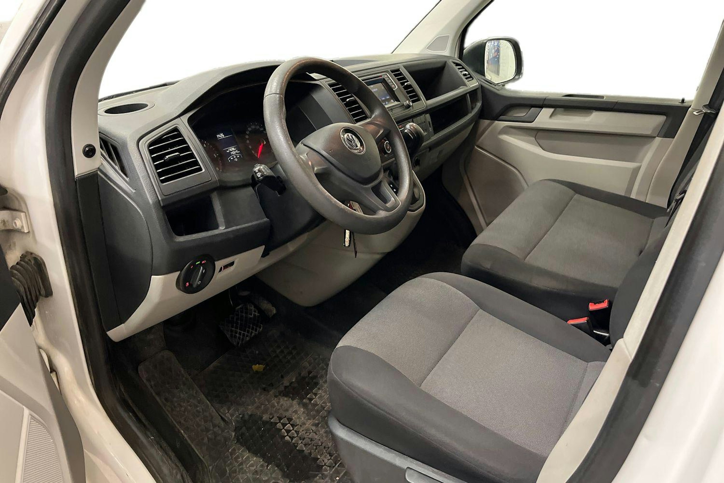 valkoinen Volkswagen Transporter 2019 kuva 3.