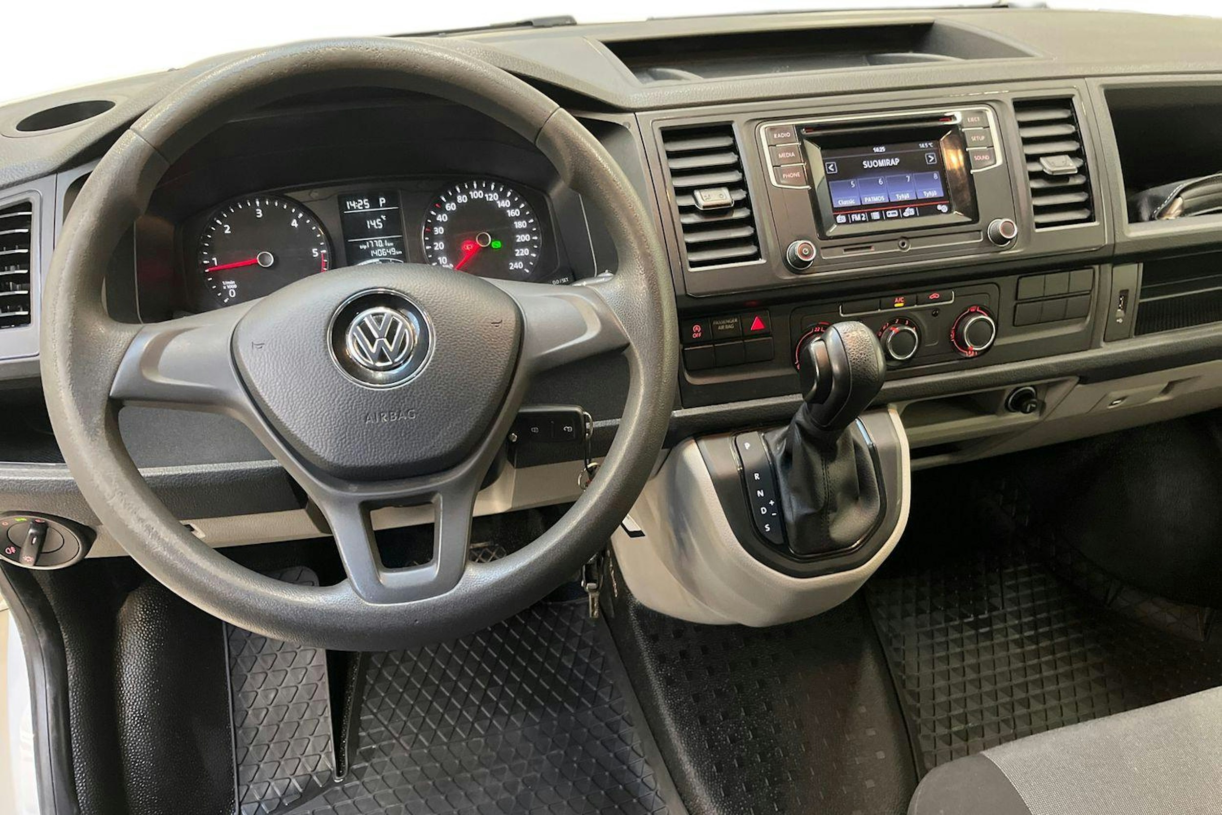 valkoinen Volkswagen Transporter 2019 kuva 7.
