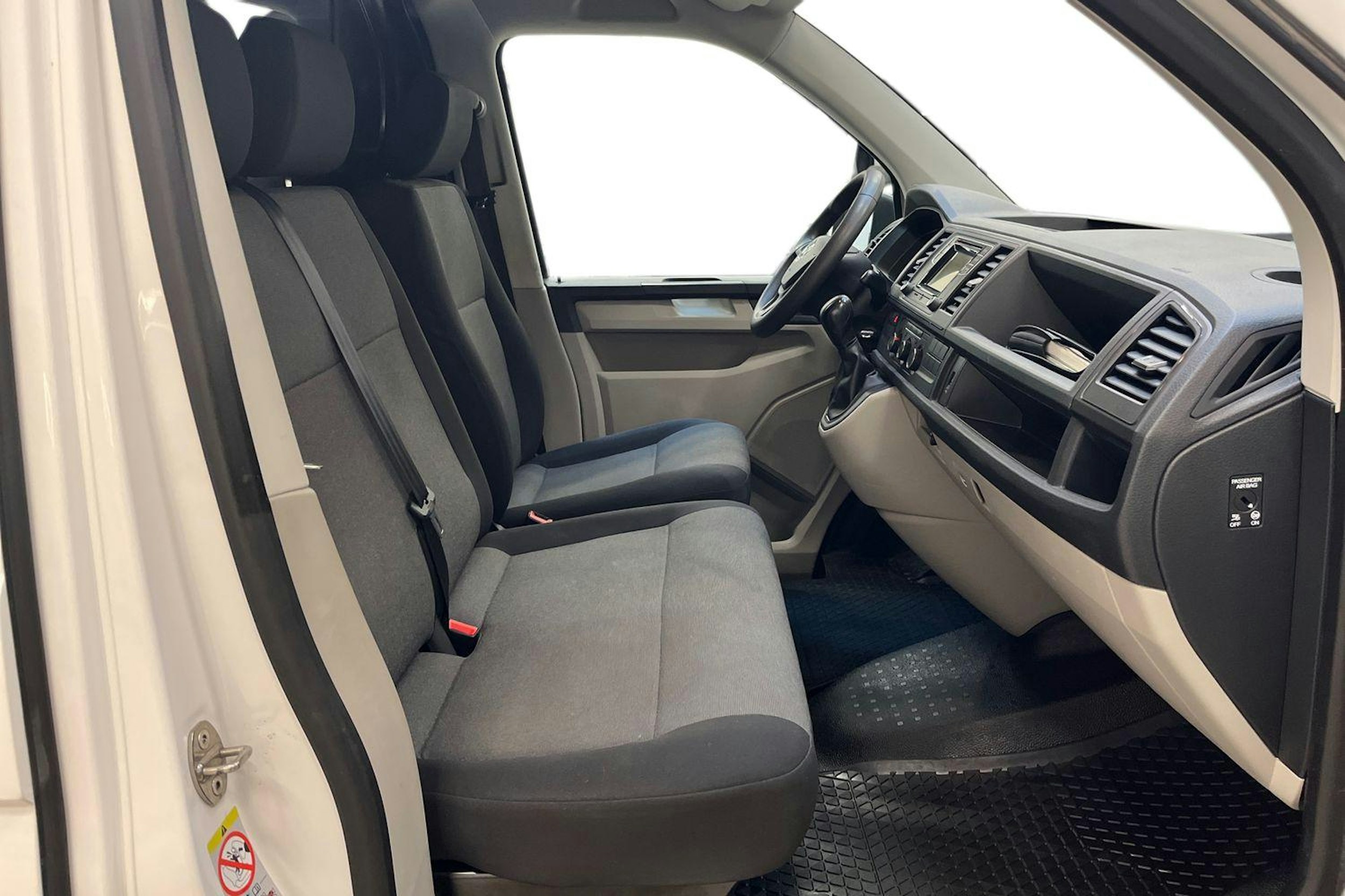 valkoinen Volkswagen Transporter 2019 kuva 8.