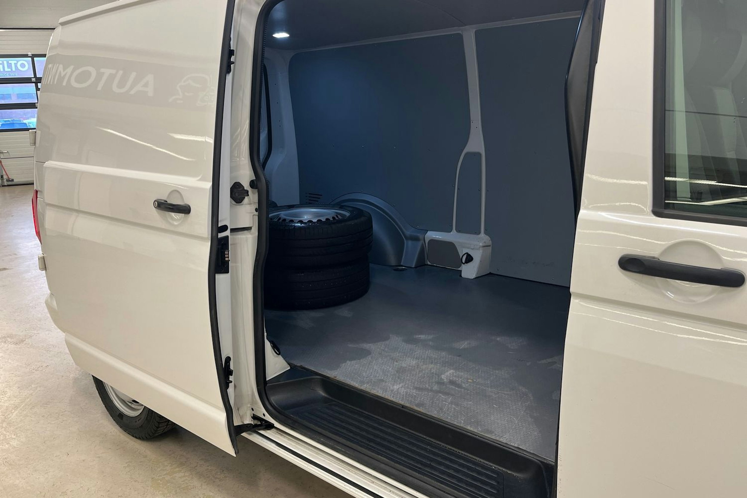 valkoinen Volkswagen Transporter 2019 kuva 10.