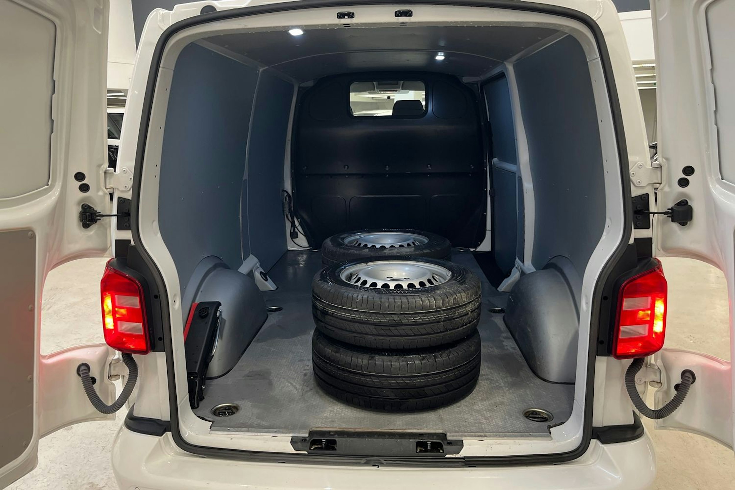 valkoinen Volkswagen Transporter 2019 kuva 11.