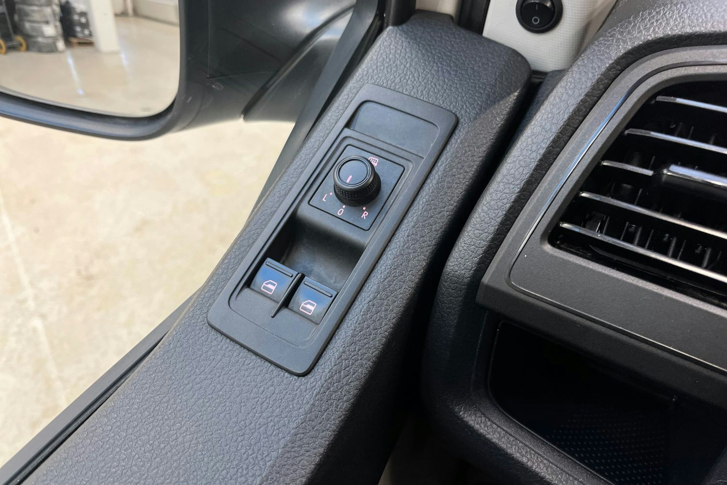 valkoinen Volkswagen Transporter 2019 kuva 15.