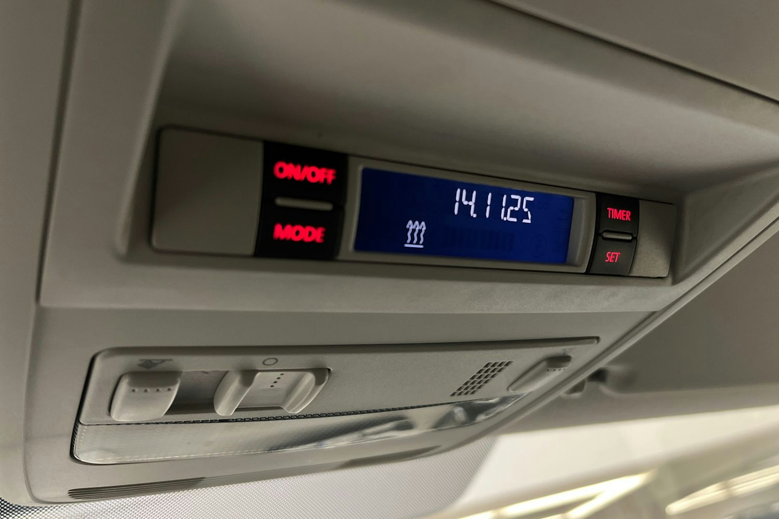 valkoinen Volkswagen Transporter 2019 kuva 16.