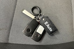 valkoinen Volkswagen Transporter 2019 kuva 17.