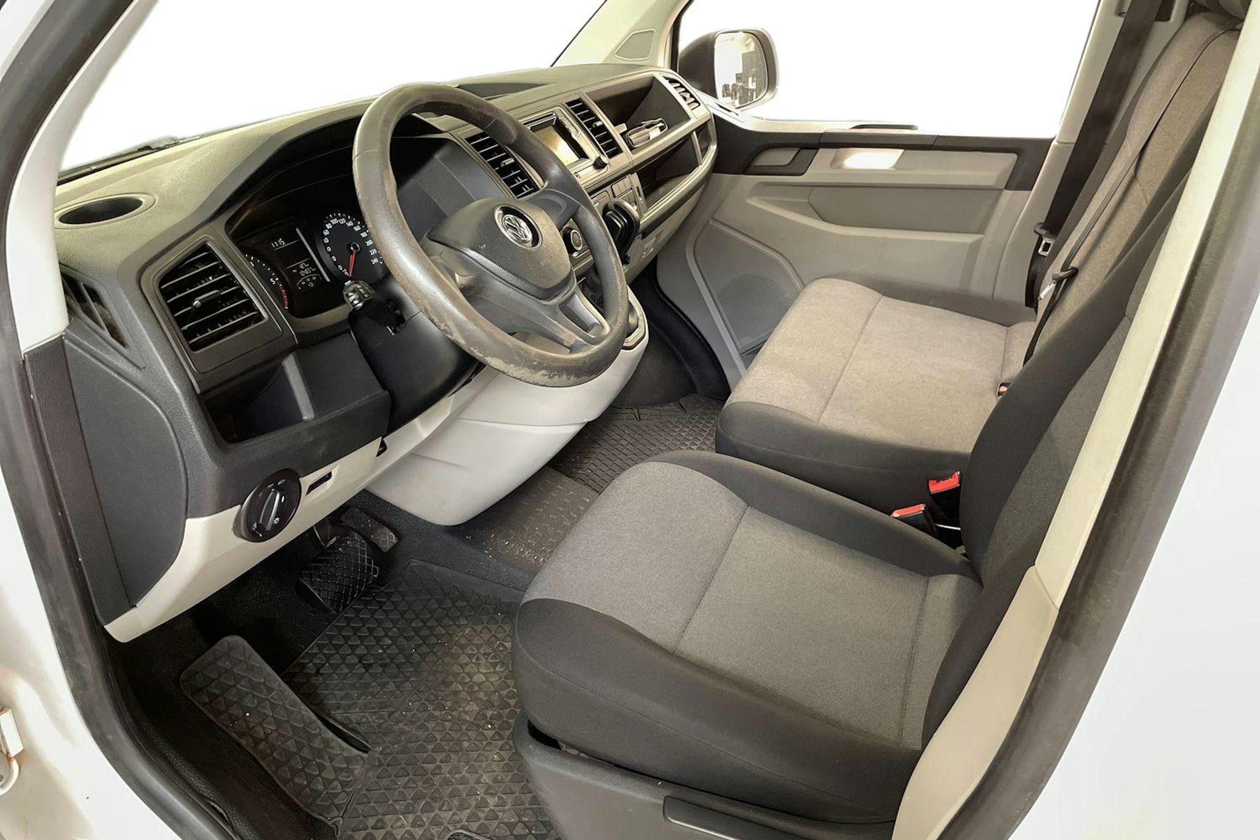 valkoinen Volkswagen Transporter 2019 kuva 3.