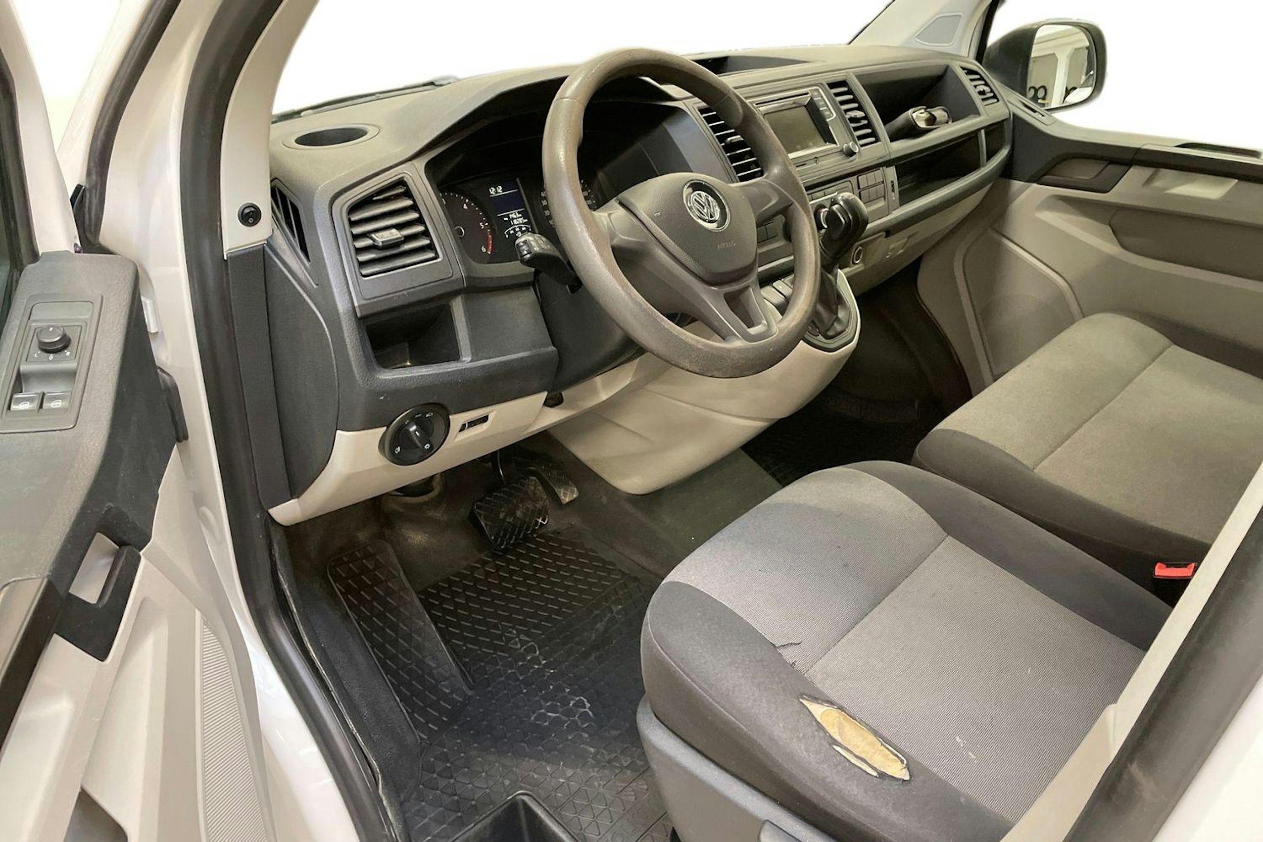 valkoinen Volkswagen Transporter 2019 kuva 8.