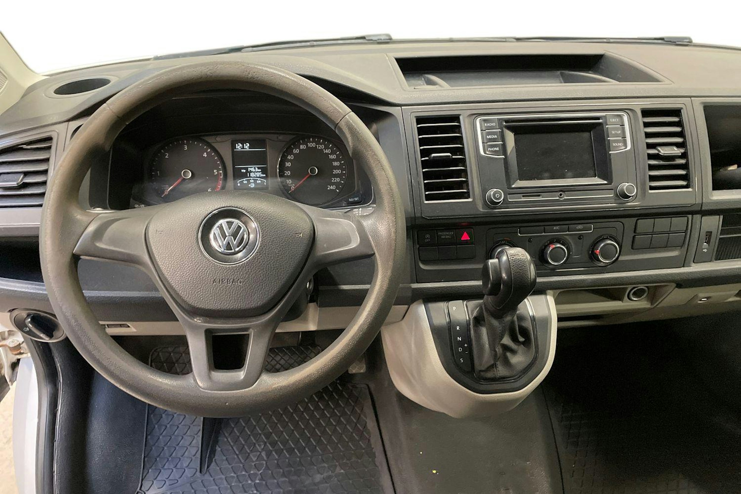 valkoinen Volkswagen Transporter 2019 kuva 9.