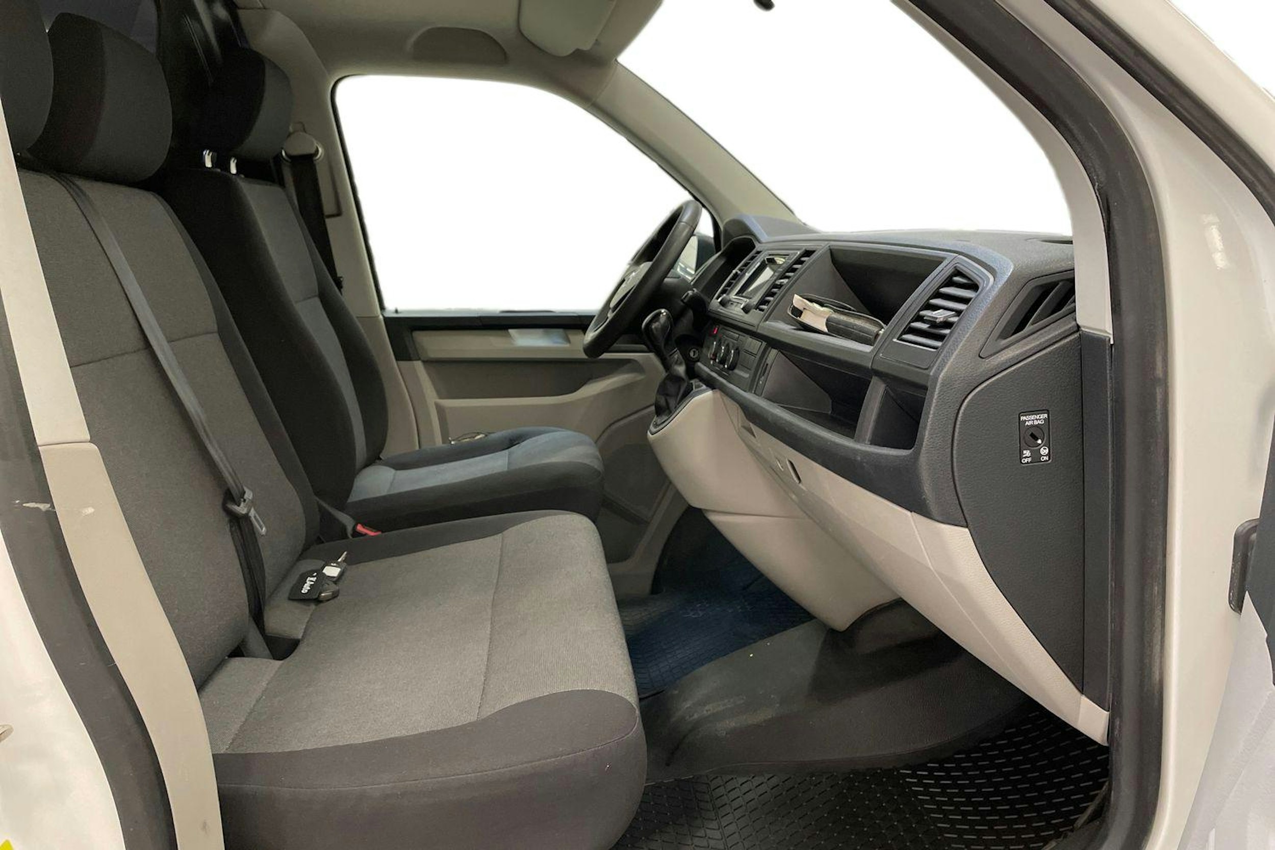 valkoinen Volkswagen Transporter 2019 kuva 11.