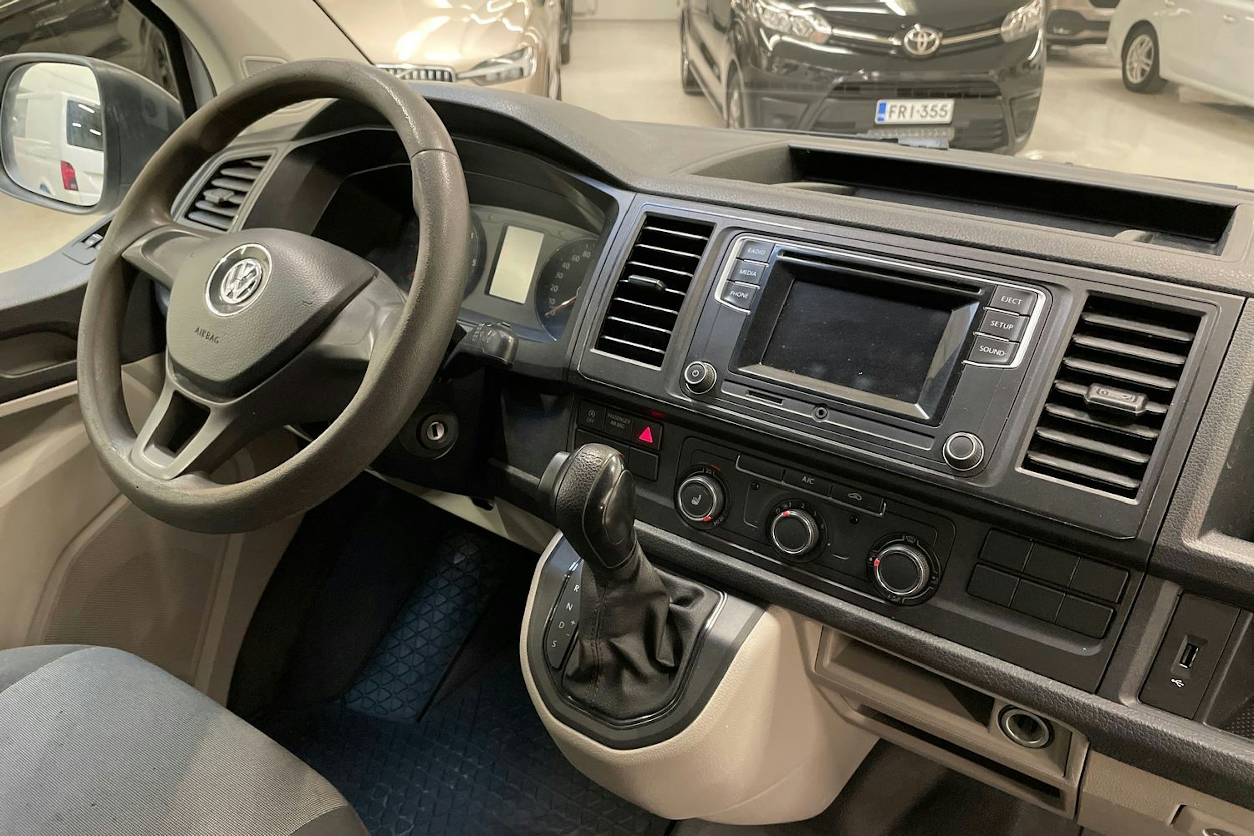 valkoinen Volkswagen Transporter 2019 kuva 13.