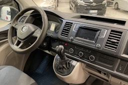 valkoinen Volkswagen Transporter 2019 kuva 13.