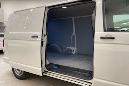 valkoinen Volkswagen Transporter 2019 kuva 17.