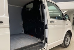 valkoinen Volkswagen Transporter 2019 kuva 18.