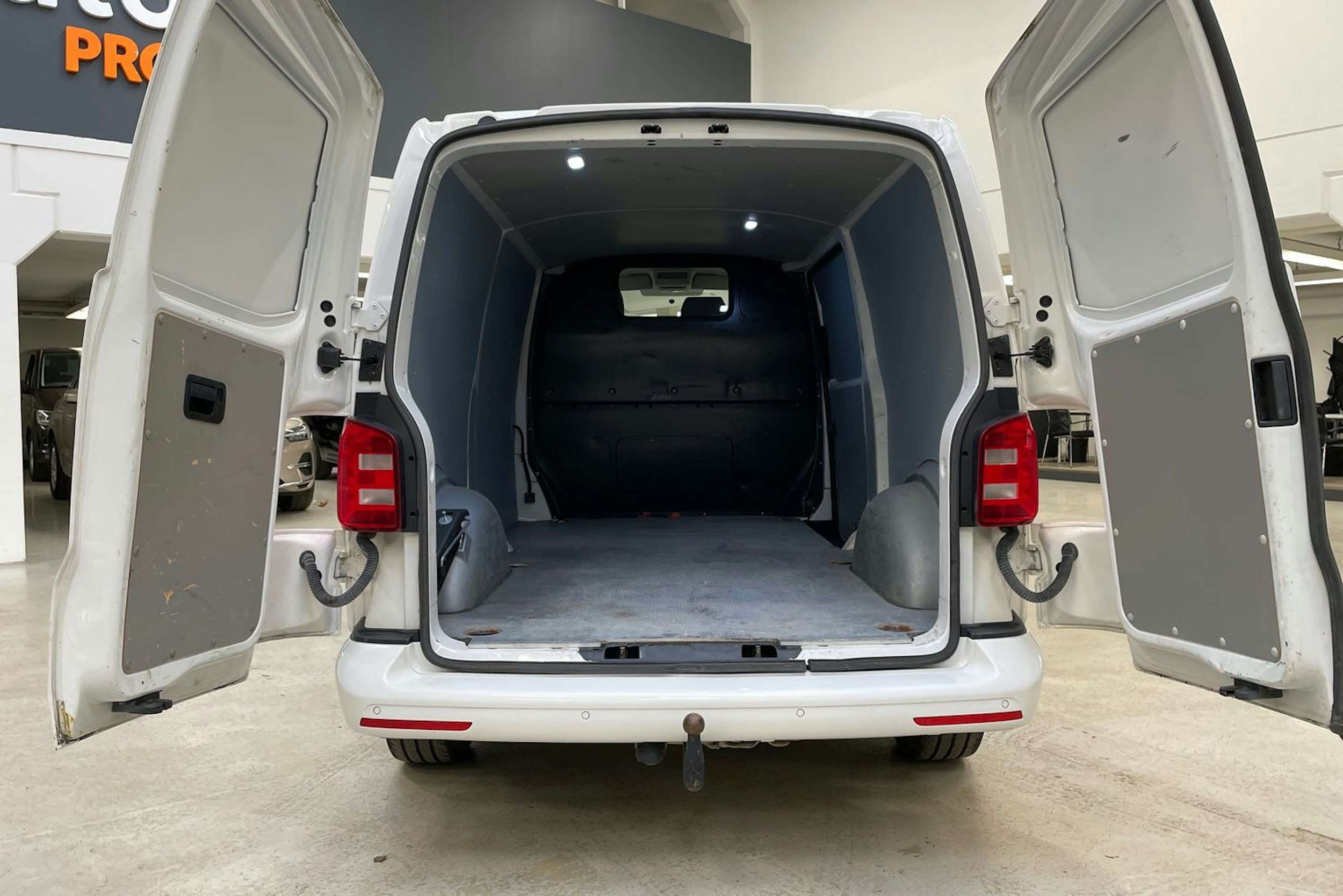 valkoinen Volkswagen Transporter 2019 kuva 19.