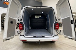 valkoinen Volkswagen Transporter 2019 kuva 19.