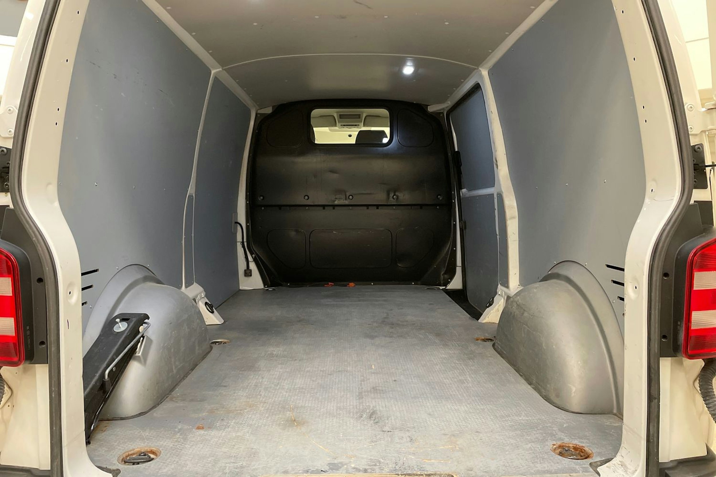 valkoinen Volkswagen Transporter 2019 kuva 20.