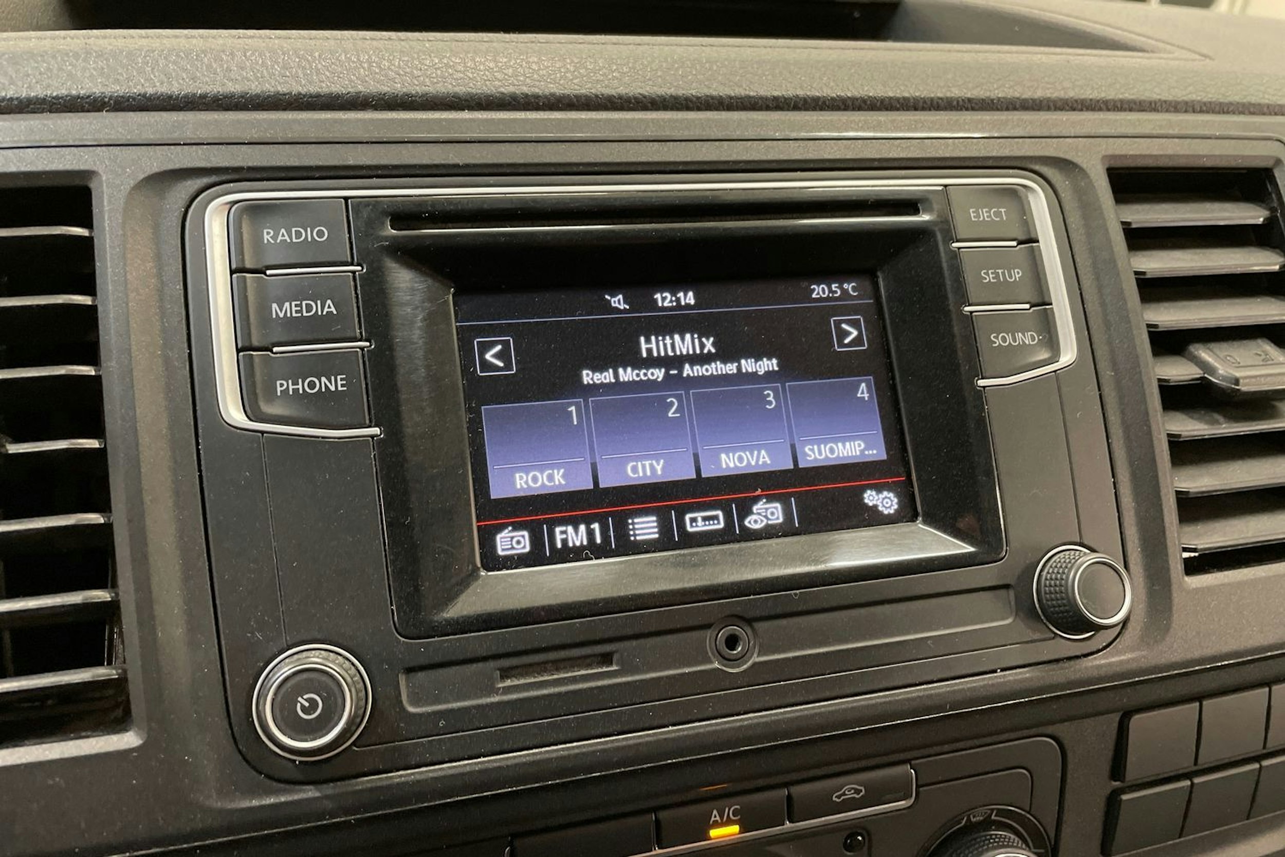 valkoinen Volkswagen Transporter 2019 kuva 22.