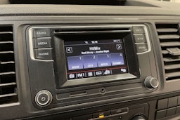 valkoinen Volkswagen Transporter 2019 kuva 22.