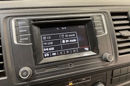 valkoinen Volkswagen Transporter 2019 kuva 23.